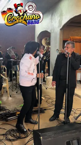 Mito Ramos cantando Huanuqueñita Pretenciosa acompañado de ña Corochano Band.