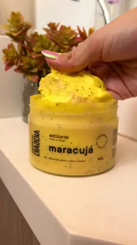 ✨Renovação celular e efeito calmante🧖‍♀️ O esfoliante de maracujá da linha Dia a Dia da @labotrat entrega muito e eu podemos provar! Ele age como peeling físico sobre sua pele, promovendo a limpeza profunda dos poros, removendo células mortas e impurezas. O resultado é uma pele muito mais limpa, fresca e hidratada🍃 #skincare #asmr #slincareroutine #esfoliantecorporal #esfoliante #esfoliantefacial 