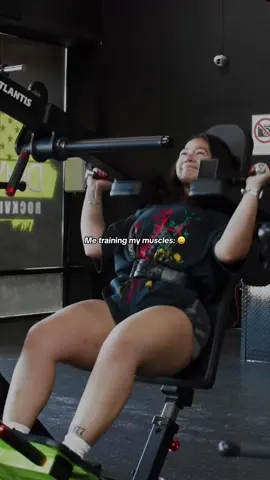 Smiling through the pain 😅 #latinagymtok #latinagymrat #gymgirl #pendulumsquat 
