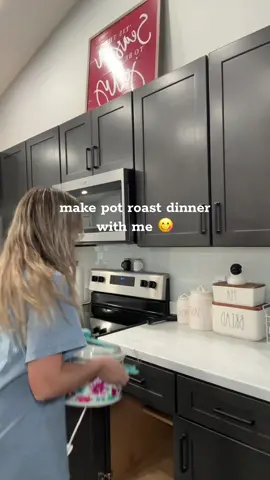 simple, easy, and delicious. dinner will be ready at 8 😊 always looking for new ideas so drop your favorite meals #fyp #dinnervlog #makedinnerwithme #mealprepping #DinnerIdeas #eatwithme #foryoupage #potroastdinner #dinnerwillbeserved #potroastnight #comfortfoods 
