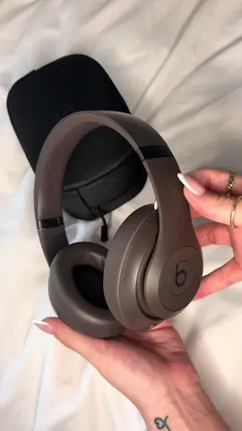 Got my first pair of beats in the deep brown color. I am OBSESSED 🤎 #beatsstudiopro #headphones #unboxing #fyp #beatsbydre #viral #dayinthelife #asmr #aesthetic 