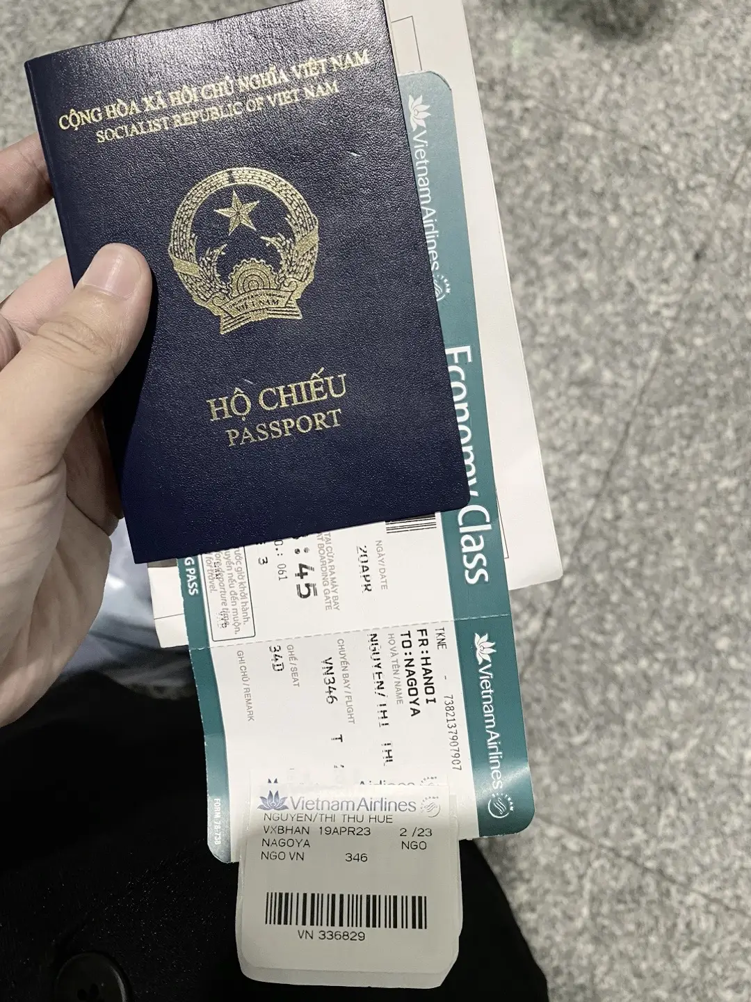 bước qua cánh cửa an ninh ấy, con đã chuẩn bị cho mình một hành trình đơn độc thật dài. tự lớn, tự trưởng thành và không cần bất kì ai bên cạnh ☺️ nhưng đôi lúc con thấy sự trưởng thành này đắt giá và mệt mỏi quá … #ttsnhatban🇯🇵 