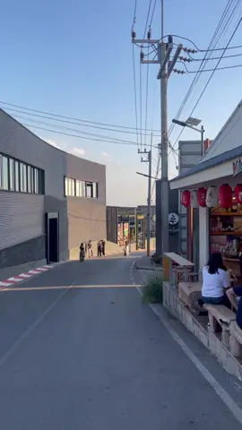 ร้านคุณลุง “เลอ ซูตองเป้ เขาค้อ” คุณลุงคุณป้าใจดีมากกก น่ารักสุดๆในคลิปที่ถ่ายไว้คือดื่มฟรีหมดเลยย😅 แนะนำเลยใครไปเขาค้อไม่ผิดหวังแน่นอน ไปแล้วอบอุ่นเหมือนกลับบ้านต่างจังหวัดไปหาพ่อแม่ คุณลุงขายถั่วขายไวน์ผลไม้ และเหล้าบ๊วย ไปอุดหนุนกันเยอะๆน้าาา~ 🤍🥃🧊🍶 #บาร์ลับเขาค้อ #เขาค้อเพชรบูรณ์  