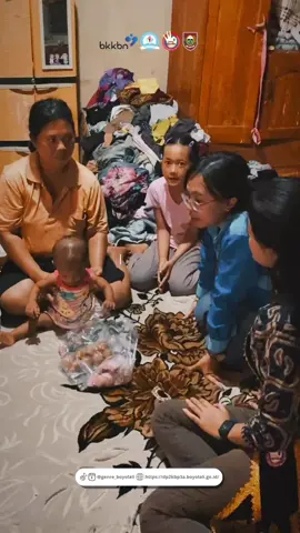 [𝐎𝐧𝐞 𝐃𝐚𝐲 𝐎𝐧𝐞 𝐍𝐝𝐡𝐨𝐠] Halo GenRengers‼️ Salam Genre👌🏻 Pastinya GenRengers sudah tidak asing lagi dengan stunting, kan? Sebagai salah satu upaya penurunan angka stunting, Genre Boyolali menggerakkan program 🥚One Day One Ndhog🥚 dalam artian memberikan konsumsi sebutir telur dalam sehari yang dibagikan kepada anak-anak dengan risiko stunting. Telur tersebut dimaksudkan menyasar BALITA (bawah lima tahun) yang berisiko stunting sehingga dapat memenuhi kebutuhan protein.  So, what you waiting for?! Yukk ikuti keseruan kami! @genre_jateng @bkkbn_jateng @bkkbnofficial  #onedayonendog #genreboyolali #GenreJateng #genreindonesia #berencanaitukeren #GenrekanJateng #adugenjat24 