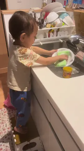Napakasipag naman ng batang yan. Siya mismo nagkukusa maghelp sa akin sa gawaing bahay kahit 2years old pa lang yan. Nakakatuwa talaga! I love you so much! #japan #fyp #fypシ゚viral #toddlersoftiktok #toddlercleaningthehouse #男の子 