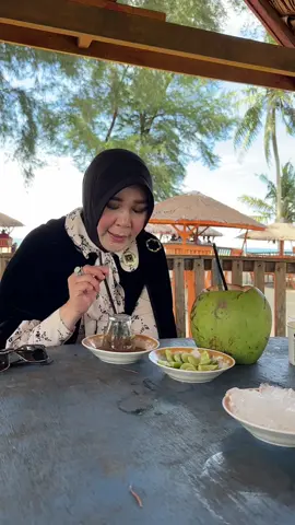 Kupi khop adalah sebuah minuman kopi khas Meulaboh, Aceh Barat. Kopi tersebut disajikan pada gelas yang ditempatkan dalam keadaan terbalik di sebuah piring kecil dan diminum dengan cara menyeruput atau menyedot cairan kopi yang ada di piring kecil sampai menyisakan ampas kopi yang ada di dalam gelas terbalik tersebut Jadi yang mau menikmati Kupi Khop di Aceh Barat bisa langsung datang ke Cafe Punti Tubruk, Meulaboh. Selamat mencoba. Next Bunda mampir kemana lagi ya ? #illizasaaduddindjamal #WisataAceh #KulinerAceh #KupiKhop #KopiTubruk #Sajanilliza #PejuangBeasiswa #AcehBarat #Meulaboh 