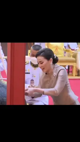 บางครั้งสายตาที่แม่มาองพ่อนั้นก็เหนือคำบรรยาย#พระราชินีสุทิดา💜 #ในหลวงรัชกาลที่10💛 #ไม่มีเจตนาทำให้พระองค์ท่านเสียหายนะค่ะ💛💜 #อย่าปิดการมองเห็นน่า 