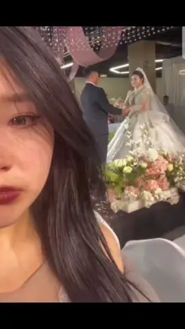 cô gái khóc nức nở khi đi đám cưới người yêu cũ