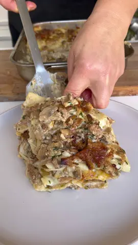 Mniej znana, ale tak samo pyszna, jeśli nie bardziej od klasycznej z sosem pomidorowym, lasagna z grzybami i białą kiełbasą:  Składniki: 300 g mąki ( pszenna, semola lub krupczatka) 3 jajka.  Sos: duża cebula, 2 ząbki czosnku, łyżka oliwy, 600 g białej, surowej kiełbasy ( salsiccia), 100 g wina białego wytrawnego, 800 g pieczarek, sól, pieprz, 400 g śmietanki 30%, natka pietruszki.  Beszamel: 100 g masła 90 g mąki pszennej 1 l mleka, gałka muszkatołowa, szczypta soli.  Potrzebujemy jeszcze, łyżeczkę masła na dno firemki, parmezan, mozzarella.  Pieczemy Ok 30 min w 180 stopniach #lasagna #ciasto #grzyby #besciamella #białakiełbasa #obiad #obiadydomowe #przepis #przepisy #kuchniawłoska #włoskiejedzenie #jedzenie 