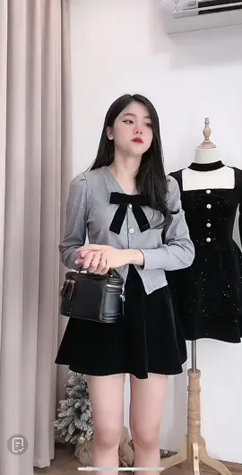 Set áo thun tăm viền khuy vàng kèm chân váy xếp ly có quần bảo hộ, Áo thun tăm cổ V kèm chân váy nhung siêu xinh #setaothunchanvay #setaothun #setaothuntamchanvay #setaothunmixchanvay #setaolentam #setaolentamphoichanvay #setaothuntam #setaothuntamchanvay #thoitrang #thoitrangnu #thoitrangtiktok #thoitranghottrend 