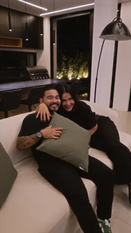 BEM-VINDO A NOSSA 🏠  Realmente, somos a prova viva de que Deus transforma histórias. Há muitos anos, éramos apenas dois adolescentes apaixonados, cheios de sonhos.  No meio desse caminho louco da vida, nos separamos, vivendo experiências diferentes. Hoje, estamos aqui, evidenciando que, mesmo nós, pobres pecadores, podemos esquecer uma oração antiga ou um sonho, mas Deus nunca esquece; Ele realiza no tempo certo e da maneira certa. Com este testemunho, peço que confie tudo a Ele e descanse. Deus pode todas as coisas, e tudo que Ele determinar acontecerá. Ele é fiel e sempre cumpre Sua palavra. Esteja com ouvidos sensíveis para ouvir Sua voz e compreender o que Ele reserva para você. ❤️ Vídeo: @paulorfcamargo @mellicamargo 🎥