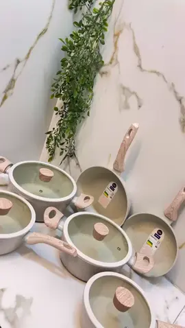 O Conjunto de Panelas 6 Peças com Indução Ceramic Life Sirius/Brinox oferece uma combinação essencial de tecnologia, qualidade e praticidade para qualquer cozinha. Com revestimento antiaderente Pro Ceramic nas panelas e caçarolas, e tecnologia antiaderente Mineral Resist nas frigideiras, o preparo de alimentos torna-se mais saudável, exigindo menos óleo e facilitando a limpeza. A estrutura de alumínio aquece os alimentos de maneira uniforme, acelerando o processo de cocção.