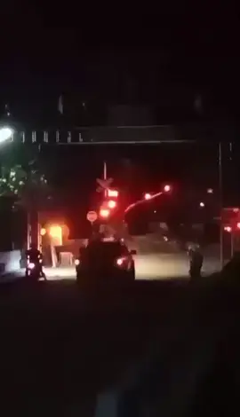 คลิปเหตุการณ์ขบวนรถเร็วที่109… กรุงเทพอภิวัฒน์ - เชียงใหม่  พุ่งชนรถพ่วง18ล้อบรรทุกแบคโฮ ระหว่างสถานีคลองปลากด - ชุมแสง #จอดรอรถไฟผ่านไม่กี่นาทีรอไม่ได้  #fypシ #ขบวน109 #อุบัติเหตุรถไฟ #hitachi4508 #รถไฟสายเหนือ #รถไฟไทย #การรถไฟแห่งประเทศไทย #Railway #Thailand #SRT #HID #ขอแสดงความเสียใจกับครอบครัวผู้เสียชีวิต  #เทรนด์วันนี้  เกิดแล้วเกิดอีกเหตุการณ์ที่ไม่ควรเกิดขึ้น เพราะสันดานคนมันติดมักง่าย…