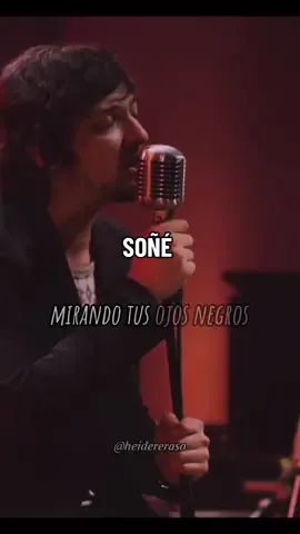 Zoe- Soñé El anhelo del amor en 'Soñé' de Zoé La canción 'Soñé' de la banda mexicana Zoé, liderada por el vocalista León Larregui, es una expresión poética del deseo y la nostalgia por un amor que parece inalcanzable o perdido. La letra refleja un profundo anhelo por volver a un momento en el que el cantante se sentía fundido con la persona amada, simbolizado en la imagen de sus 'ojos negros'. La repetición de la frase 'Solo para revivir' subraya la intensidad de este deseo de reencontrarse con ese amor y la sensación de que, en ese instante, nada más importa.  #zoe #soñe #mtv #unplugged #rock #rockenespañol #alternative #fyp 