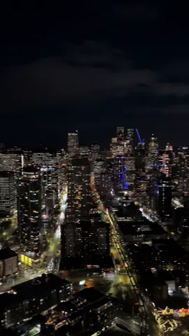 Seattle by night📍 #seattle #us #usa #viral #fyp #urbex #rooftop #etatsunis #aesthetic #city #citynight #views #landscape #pov #view 