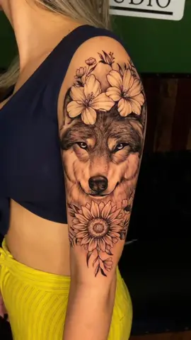 Tatuagem Feminina para você se Inspirar ! ✨ Tatuador : @Tiago Dias tatuador 🌟 #lobo #tattoolobo #realismo  #tattoofeminina  #tattoodelicada 