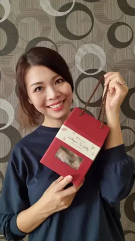 Looking for plant-based collagen?🌱 You got to try these Collagen Tea Jelly Cubes made from Coral Seaweed!🍮 I love Collagen Tea Jelly so I am really excited to try Summer Origin’s! It is light with a hint of floral sweetness, love it. I enjoy sipping it warm on cold days and turning it into refreshing jelly on hot days. This jelly is also a quick and versatile treat.. One of the desserts that I often make for my family.😋 What sets it apart is not just its collagen richness but also its natural abundance in enzymes, making it a fantastic choice for skin health and detoxification. Packed with iron and calcium, it's a wholesome option with no preservatives or artificial flavorings. Personally, I find it to be an excellent drink/dessert for vegetarians and vegans.🌱😊✨️ The individual packaging makes it convenient to use and carry around. Preparation is a breeze – simply dissolve it in 1 cup of hot water (250ml), and it's ready to drink in just 1 minute. For a chilled jelly version, pop it in the fridge. If making your own jelly feels like too much effort, explore the Collagen Jelly Bowl, available in four different flavours.😉 ➡️ For more information, visit @summerorigin.sg .✨️ #PlantBasedCollagen #TeaJelly #CoralSeaweed #SummerOrigin #eathealthy #SelfCare #dessert #tea #SkinHealth #DetoxDrink #HealthyLiving #plantbased #sgvegetarian #sgvegan #sgeats #sgfoodies #sgfooddairy #sgfoodporn #sgtiktok 