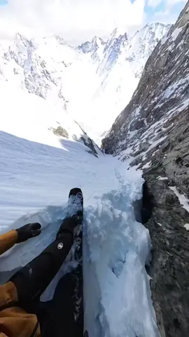 This line is just insane 🙏🏻🤯 #powsterstudios #snowboarding #mountains #epic 