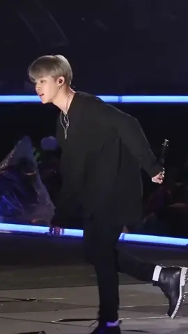 Jalannya ajah berdamage 🥰 si tukang pelet ini☺ sumpah lu keren bgt chim🤭 #jimin #jiminshi #bts #fyp #weekend #minggu 