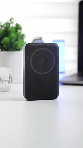 This awesome power bank comes with a handy stand on the back that uses magnetic suction.#fyp #foryou #usa_tiktok #coolthings #unboxing #innovative #goodthing #desktop #wirelesscharger #chargerrt #powerbankcharger 