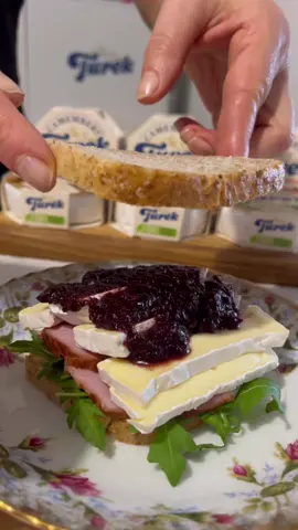 Każdy ma swoją ulubioną kanapkę na śniadanie! Dziś przygotuję moją ulubioną, bardzo łatwą i szybką w przygotowaniu, a do tego pyszną dzięki camembertowi Turek. Składniki: 2 kromki chleba, u mnie pszenno-żytni, masło, rukola lub inna ulubiona sałata, 2 plasterki polędwicy wędzonej, plasterki sera camembert Turek, konfitura z żurawiny. #seryturek #camembertturek #więcejniżkanapka #kanapka #śniadanie #współpracareklamowa 
