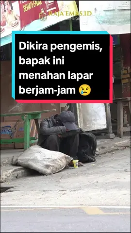 Beberapa Waktu lalu tim Raja Emas Indonesia, bertemu dengan seorang bapak yang tertunduk lesu di depan sebuah warung nasi di daerah Cengkareng Jakarta Barat.  banyak yang mengira jika bapak tersebut adalah seorang pengemis, bahkan ada seorang warga yang iba dan memberikan segelas minuman ringan kepada.  entah apa isi dari karung dan tas yang ia bawa, beliau kelelahan dan beristirahat di depan sebuah warung nasi entah sudah berapa lama ia disana.  lebih dari satu jam sang bapak masih terdiam dan tertidur di depan warung tersebut, hingga akhirnya tim Raja Emas Indonesia memutuskan untuk memberikan sedikit donasi untuk bapak itu.  Semoga sedikit Rezeki dari Allah ini bisa bermanfaat untuk bapak dan keluarganya.  Semoga lelah mu menjadi berkah. Jangan rendahkan orang lain, dan teruslah berbuat kebaikan. #rajaemasindonesia #rajaemasberbagiberkah  #tempatjualemas #jualemasrusak  #jualemastanpasurat  #jualemaspatah 