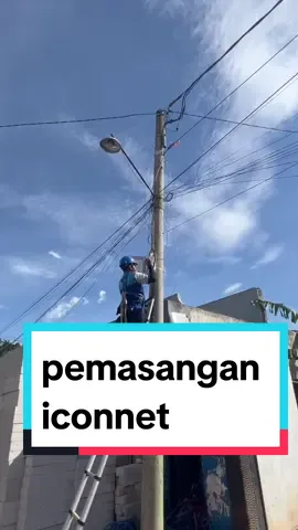 proses pemasangan wifi iconnet #teknisi #teknisiwifi #teknisifiberoptic #fypage #fiberoptics #wifi #internet #tukang #iconnet #iconnetpln #internetstabil #teknisiwifiindonesia #tukangsambungkabel 