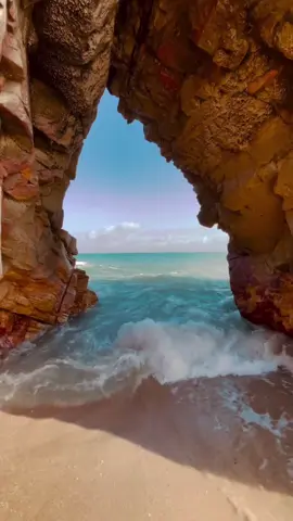 A Pedra Furada é o grande símbolo de Jericoacoara. Trata-se de uma grande rocha em forma de arco, esculpida pela ação das ondas. Ela fica na Região Rochosa de Jeri, que se estende por cerca de dois quilômetros de litoral, entre a Praia da Malhada e a Pedra do Frade. No mês de julho, o sol se põe direitinho atrás da fenda, proporcionando um espetáculo bem especial. #pedrafurada #jericoacoara #viral #fyyy #trip #nordeste #ceará #brasil #tictok #post #jeri #viraltiktok 