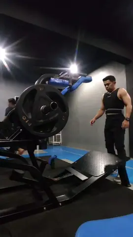 six pax akan nampak dgn sendiri nya bila kadar peratusan lemak anda rendah #trainingwithjuankhalas #personaltrainer #workout #jb 