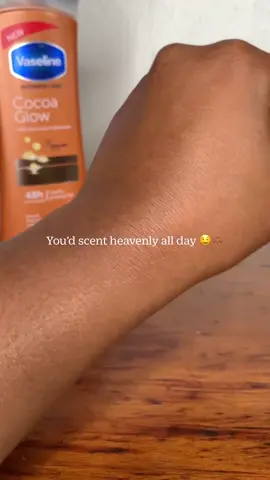 Best body care combo/ cocoa scented body care products #peaunoire #peauseche #peaulumineuse #peaunourrieenprofondeur #huileeclat #vaselinecocoaradiant #cocoaradiantoil #cocoaradiantbodyoil #huilecorporelle #huilecorps #skincareroutine #bodyoil #bodylotion 