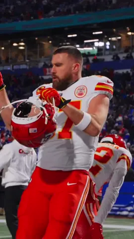 Travis Kelce tem presença. #nflbrasil #chiefs #nfl 