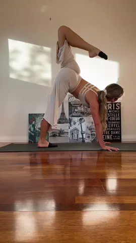 How you feel stretching is a reflection of your state of mind: when your mind is unfocused and in shambles, its difficult to balance and stretch deeply into parts of the body which store stress. But life is a process, take each breath at a time and spend a little time each day working on your body and mind 💗 #yoga #stretching #splits #flexibilityroutine #contortion #yogaposes 