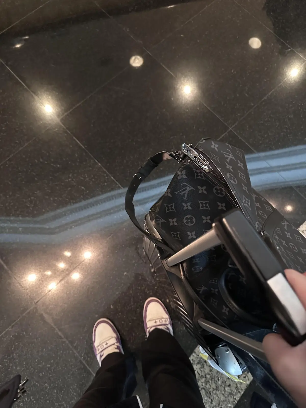 只有我们的家人永远对我们诚实，其他关系只是对他们有利或不利的问题。