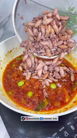 SAMBAL BABY CUMI 🦑🌶️ Rasanya enak bangettt, biasanya resep sambelk ga begini, ini coba pertama kali karena penasaran bgt sama Sambel cumi yang lagi viral ituuu, mirip sih menurutku rasanya hahaha tipe2 Sambel tumis gitu, pedes gurih wangi dapet dan yang terpenting ga amis samsek yaaaa yuk coba 😍 BAHAN : - 300gr baby cumi - 15 cabe merah - 15 siung bawang merah - 10 siung bawang putih - 100 gr cabe rawit - 1/2 SDM terasi - gula,garam,penyedap rasa - Pete - 2 batang serai - 3 lembar daun jeruk All cookware by @idealifeonline_ Selamat mencoba yaaa.. #sambalbabycumi #sambalbabycumipete #sambalbabycumienak #sambalpedas #sambalcumi