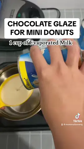 This is how I make chocolate glaze for my messy mini donuts 🍩🤤 #chocolateganache #chocolatesauce #chocolateglaze #chocolate #minidonuts #chocolatedip #SmallBusiness #minidonuts🍩 #ConSantanderConecto 
