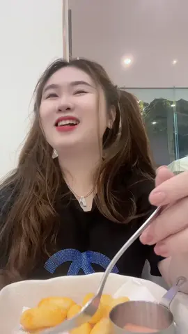 Nếu ông trời ban cho con sự cô đơn  Thì hãy cho con có thật nhiều tiền Để tết có cô đơn còn có tiền kéo xì zách 😑