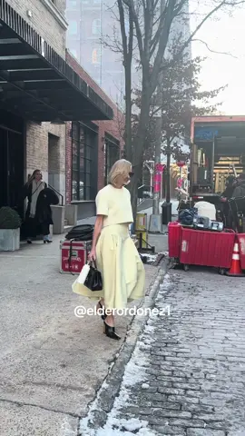 Super Beautiful Naomi Watts looking ❤️❤️all smiles while heading to Good Morning America in New York City this morning (🎥) @elderordonez1  . #naomiwatts #lievschreiber #jenniferaniston  #bradpitt #angelinajolie  #blakelively  #pretty #beautiful #happy #elderordonez1 #justinbieber #haileybieber #kimkardashian #kyliejenner #ladygaga #newyork #selenagomez #taylorswift 