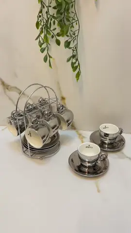 Transforme suas ocasiões de café em momentos verdadeiramente especiais com o nosso exclusivo Kit 6 de xícaras e pires metalizados, acompanhados pelo elegante Suporte para Xícaras.