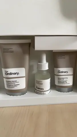 Unboxing The Daily Set de The Ordinary✨✨✨ #regalodetheordinary  No puedo estar más enamorada, el ácido hialuronico ya lo usaba de antes pero el limpiador y la crema hidratante han sido un descubrimiento🥰. The Daily Set es el punto de partida perfecto para empezar con tu rutina de skincare, con los pasos fundamentales. The Ordinary recomienda una rutina sencilla de tres pasos 1-Preparar 2-Tratar 3-Sellar.  Este set incluye todo lo necesario para una rutina completa🧖🏻‍♀️: ✨Squalane Cleanser (limpiador de escualano): elimina el maquillaje y limpia la piel mientras apoya la barrera de humedad de la piel a través de la hidratación [1 - Preparación] ✨Hyaluronic Acid 2% + B5 (Ácido hialurónico 2% + B5): un suero que proporciona una hidratación en gran profundidad, fortalece la barrera de la piel y proporciona una piel visiblemente más suave y flexible [2-Tratar] ✨Natural Moisturizing Factors + HA (Factores hidratantes naturales + HA): una crema hidratante diaria que trabaja con tu piel para apoyar su barrera de hidratación natural [3-Sellar] Esta rutina sirve para todo tipo de pieles💗💖 (y no olvides echarte crema solar)
