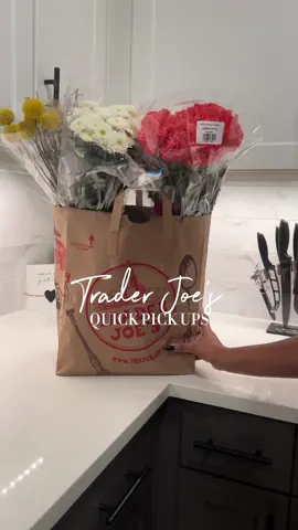 Quick Trader Joe's Run. Some things were a few of my usual pick ups and others were things I wanted to try. You can always count on them to have the cutest fresh flowers, made my self two little arrangements☺️💐💕 #traderjoeshaul #traderjoes #traderjoesfoodreviews #flowers #fruitjuice #vegtables #fyp 