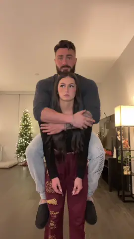 This took SO MANY more tries than i was expecting 😂😂 turns out that a grown ass man jumping on your back will take you down 9/10 times 😭😭😭 #couplegoals #couple #tiktokchallenge #boyfriend 