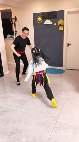 parent-child games：catch the tail#familytime #parentinggame #kidsactivities #familybonding #playtime #quilitytime #parenttips #creativeplay #funwithchildren #fyp #foryourpage 