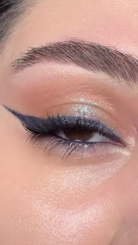 İstek video için yorum bırakıın💙 Kullandığım ürünler; @Flormar Extreme Tattoo Gel Pencil 004 Intense Blue , Hero Maskara , Aydınlatıcı Kaş Kalemi  @eveshoptr w7 Soft Hues Aquamarine Far Paleti  • #fyp #makeupp #gözmakyajı #eyemakeuplook #pratikmakyaj #kolaygözmakyajı #mavi #makyaj #keşfet #makyajvideoları 