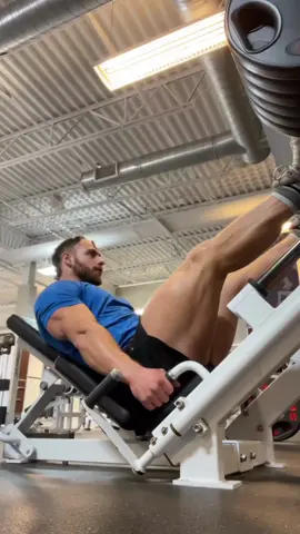 #Repost @mattluscious ➡️ Leg press is the probably the most common ego lift movement in the gym. I see people with tiny legs load up the leg press. That’s not the way. ➡️ Third working set of leg press today: This tempo, with a pulse at the bottom of the movement overloads the quads in the stretched portion of the movement. Completing reps in this manner allows you to get more out of less weight. #fyp viral 💪💪💪🔥🔥🔥🔥❤️