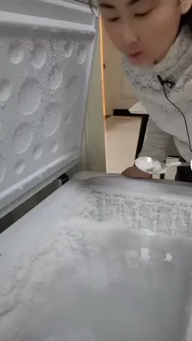 crunchy freezer frost chunks #icelover #icelovers #viral #ice #iceeatingvideos #asmr #iceeatingsound #iceeatingasmr #freezerfrost #freezerfrostasmr #freezerfrosteating #crunchyice #crunchyiceasmr #crunchyiceeating 