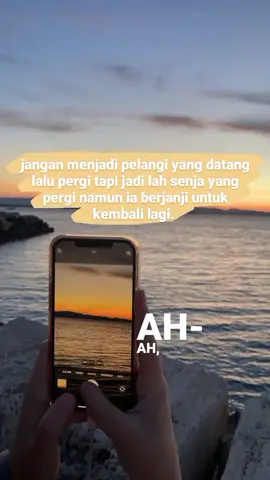 @𝗧𝗮𝘁𝗮𝗮𝘄🫀: senja memang tidak secantik pelangi,tpi senja berjanji esok akan kembali.  #xyzbca #4u #ruangsad #galaubrutal #quotes #ruanggalau 