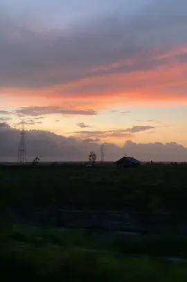 Semoga tanpaku, harimu jauh lebih indah🍃 #senja #sunset #jalanjalan #jalanjalansore #weekend #payungteduh #diamkeroncong  #foryou #fyp 