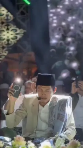 Detik detik gus iqdam meneteskan air mata bersholawat bersam ribuan jamaah🥹🥹 #gusiqdammuhammad #pengajiangusiqdam #gusiqdamterbaru #sabilutaubah #gusiqdam #vedioviral #jamaah 