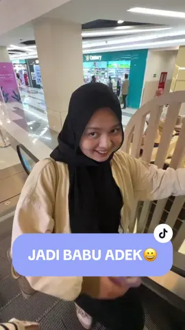 ada ya adek nyuruh kakaknya😀