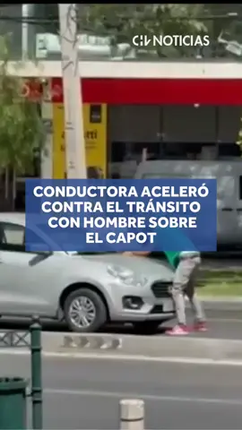 En medio de la intersección de Avenida Las Condes con calle La Oración y en contra del tránsito, una conductora avanzó por varias cuadras con un hombre sobre su capot. Testigos aseguraron que el hecho se trató de un conflicto vial, aunque otros testigos hablaron de un robo frustrado, ya que posteriormente la automovilista llegó hasta Carabineros para interponer una denuncia por intento de robo. #CHVNoticias #CHVNacional 